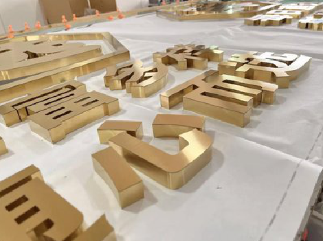 平江拉丝不锈钢字的特点。